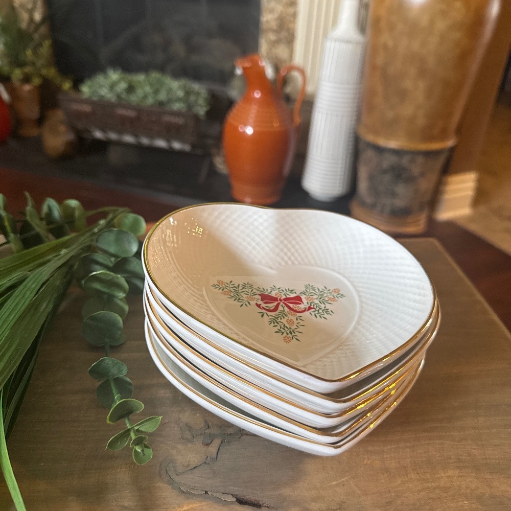 5 Tudor Rose Bone China Heart Dish Festive Season Lattice Floral Design  w/Gold